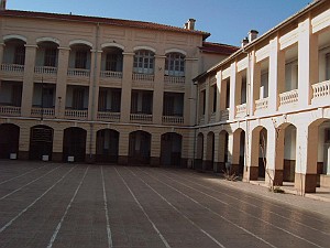 COLLEGE MODERNE LECLERC SIDI BEL ABBES 09 EN AVRIL 2005 LA COUR